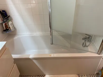 Image de HELP Confort Gradignan - Plomberie - Rénovation de salle de bain Douche Sénior PMR - Wc Rehaussé - Barre de maintien -